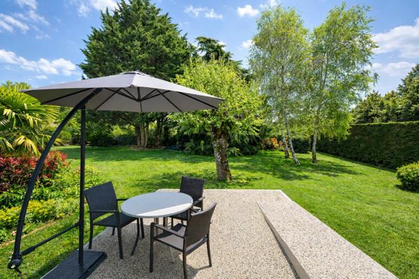 Single-storey 4-bedroom home with 48 m² living space, garden and double garage – Walking distance to centre of