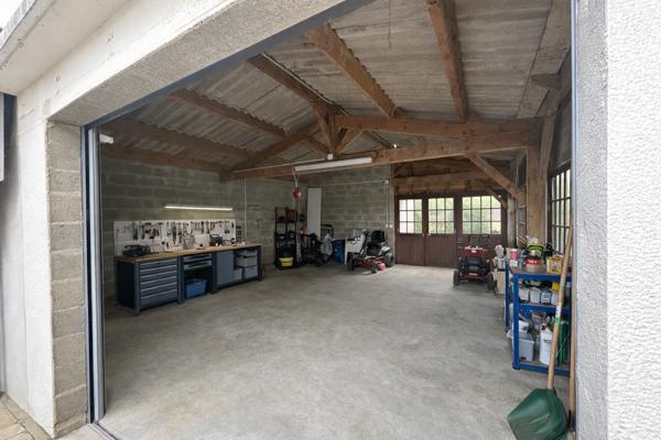 Single-storey 4-bedroom home with 48 m² living space, garden and double garage – Walking distance to centre of