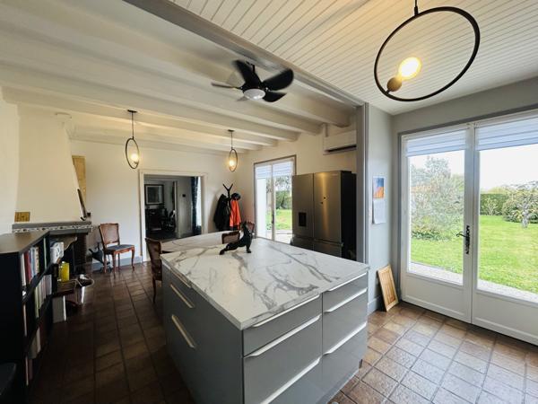 Single-storey 4-bedroom home with 48 m² living space, garden and double garage – Walking distance to centre of