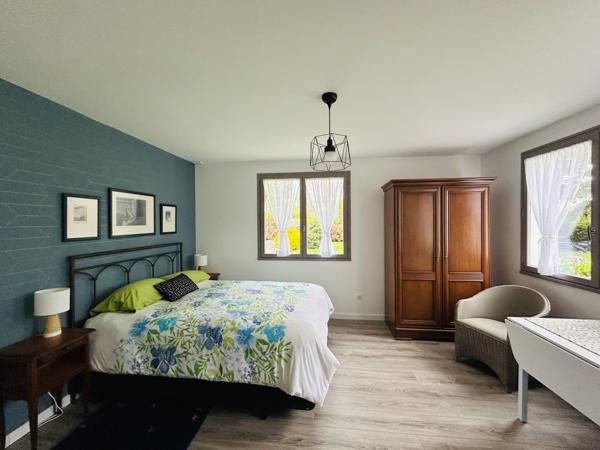 Single-storey 4-bedroom home with 48 m² living space, garden and double garage – Walking distance to centre of