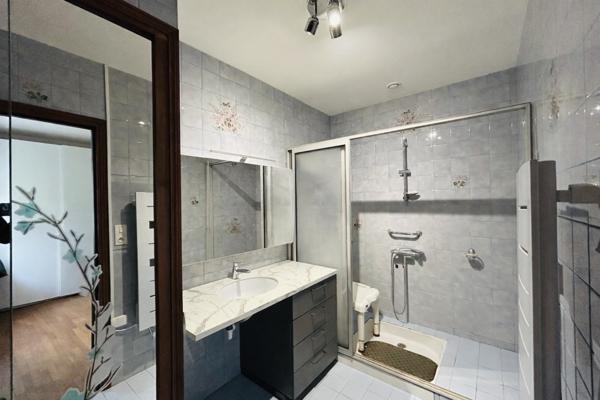 Single-storey 4-bedroom home with 48 m² living space, garden and double garage – Walking distance to centre of