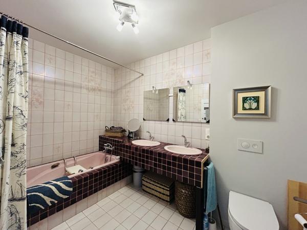 Single-storey 4-bedroom home with 48 m² living space, garden and double garage – Walking distance to centre of