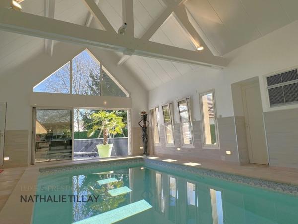 Jargeau, proche ORLEANS, maison d architecte A vendre, de 215 m² avec piscine intérieure, Terrain de 1 224 m²