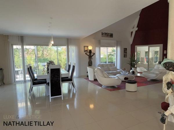 Jargeau, proche ORLEANS, maison d architecte A vendre, de 215 m² avec piscine intérieure, Terrain de 1 224 m²