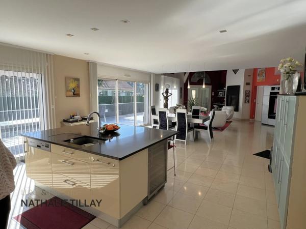 Jargeau, proche ORLEANS, maison d architecte A vendre, de 215 m² avec piscine intérieure, Terrain de 1 224 m²