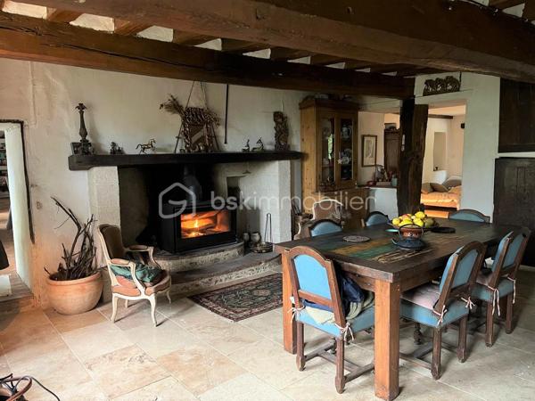 Authenticité et potentiel exceptionnel pour cette maison de caractère du XIVᵉ siècle !

Au cœur du village de Vendières, découvrez une demeure unique, témoin de plusieurs siècles d’histoire. Ses murs d’un mètre d’épaisseur et ses matériaux nobles (poutres, pierres, briques anciennes) en font un bien rare pour les amoureux du patrimoine.

192 m² habitables comprenant :
• Vaste salon aménagé dans l’ancienne grange
• 3 chambres et un bureau en mezzanine
• Cuisine fonctionnelle
• Salle de bain récente
• Caves voûtées
• Information d'affichage énergétique sur ce bien : classe ENERGIE D indice 218 et classe CLIMAT B indice 7

Le tout sur un terrain de 5 255 m², idéal pour vos projets d’aménagement ou d’accueil.

État général
• Gros œuvre intérieur en bon état
• Travaux d'extérieur à prévoir : Ravalement de la façade et reprise des granges
• Isolation et toiture récentes, chauffage opérationnel.
• Atout majeur : possibilité de créer 150 m² supplémentaires à l’étage pour agrandir votre espace de vie ou développer un projet d’accueil.

Atouts pratiques
• École primaire à 2,5 km
• Transports scolaires desservant écoles, collèges et lycées (02, 77, 51)
• Commerces et services à Montmirail (10 min)
• Gare de Château-Thierry : Paris Gare de l’Est en 50–60 min
Vivre à Vendières, c’est profiter d’un cadre rural paisible, d’un coût de vie attractif et d’une vraie qualité de vie, tout en restant proche des commodités.