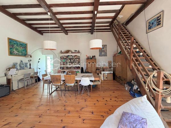 Authenticité et potentiel exceptionnel pour cette maison de caractère du XIVᵉ siècle !

Au cœur du village de Vendières, découvrez une demeure unique, témoin de plusieurs siècles d’histoire. Ses murs d’un mètre d’épaisseur et ses matériaux nobles (poutres, pierres, briques anciennes) en font un bien rare pour les amoureux du patrimoine.

192 m² habitables comprenant :
• Vaste salon aménagé dans l’ancienne grange
• 3 chambres et un bureau en mezzanine
• Cuisine fonctionnelle
• Salle de bain récente
• Caves voûtées
• Information d'affichage énergétique sur ce bien : classe ENERGIE D indice 218 et classe CLIMAT B indice 7

Le tout sur un terrain de 5 255 m², idéal pour vos projets d’aménagement ou d’accueil.

État général
• Gros œuvre intérieur en bon état
• Travaux d'extérieur à prévoir : Ravalement de la façade et reprise des granges
• Isolation et toiture récentes, chauffage opérationnel.
• Atout majeur : possibilité de créer 150 m² supplémentaires à l’étage pour agrandir votre espace de vie ou développer un projet d’accueil.

Atouts pratiques
• École primaire à 2,5 km
• Transports scolaires desservant écoles, collèges et lycées (02, 77, 51)
• Commerces et services à Montmirail (10 min)
• Gare de Château-Thierry : Paris Gare de l’Est en 50–60 min
Vivre à Vendières, c’est profiter d’un cadre rural paisible, d’un coût de vie attractif et d’une vraie qualité de vie, tout en restant proche des commodités.