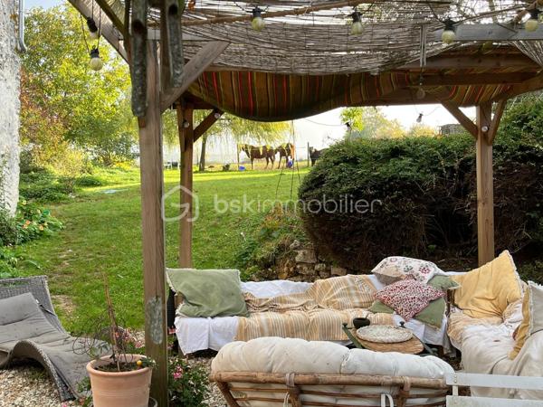 Authenticité et potentiel exceptionnel pour cette maison de caractère du XIVᵉ siècle !

Au cœur du village de Vendières, découvrez une demeure unique, témoin de plusieurs siècles d’histoire. Ses murs d’un mètre d’épaisseur et ses matériaux nobles (poutres, pierres, briques anciennes) en font un bien rare pour les amoureux du patrimoine.

192 m² habitables comprenant :
• Vaste salon aménagé dans l’ancienne grange
• 3 chambres et un bureau en mezzanine
• Cuisine fonctionnelle
• Salle de bain récente
• Caves voûtées
• Information d'affichage énergétique sur ce bien : classe ENERGIE D indice 218 et classe CLIMAT B indice 7

Le tout sur un terrain de 5 255 m², idéal pour vos projets d’aménagement ou d’accueil.

État général
• Gros œuvre intérieur en bon état
• Travaux d'extérieur à prévoir : Ravalement de la façade et reprise des granges
• Isolation et toiture récentes, chauffage opérationnel.
• Atout majeur : possibilité de créer 150 m² supplémentaires à l’étage pour agrandir votre espace de vie ou développer un projet d’accueil.

Atouts pratiques
• École primaire à 2,5 km
• Transports scolaires desservant écoles, collèges et lycées (02, 77, 51)
• Commerces et services à Montmirail (10 min)
• Gare de Château-Thierry : Paris Gare de l’Est en 50–60 min
Vivre à Vendières, c’est profiter d’un cadre rural paisible, d’un coût de vie attractif et d’une vraie qualité de vie, tout en restant proche des commodités.