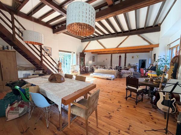 Authenticité et potentiel exceptionnel pour cette maison de caractère du XIVᵉ siècle !

Au cœur du village de Vendières, découvrez une demeure unique, témoin de plusieurs siècles d’histoire. Ses murs d’un mètre d’épaisseur et ses matériaux nobles (poutres, pierres, briques anciennes) en font un bien rare pour les amoureux du patrimoine.

192 m² habitables comprenant :
• Vaste salon aménagé dans l’ancienne grange
• 3 chambres et un bureau en mezzanine
• Cuisine fonctionnelle
• Salle de bain récente
• Caves voûtées
• Information d'affichage énergétique sur ce bien : classe ENERGIE D indice 218 et classe CLIMAT B indice 7

Le tout sur un terrain de 5 255 m², idéal pour vos projets d’aménagement ou d’accueil.

État général
• Gros œuvre intérieur en bon état
• Travaux d'extérieur à prévoir : Ravalement de la façade et reprise des granges
• Isolation et toiture récentes, chauffage opérationnel.
• Atout majeur : possibilité de créer 150 m² supplémentaires à l’étage pour agrandir votre espace de vie ou développer un projet d’accueil.

Atouts pratiques
• École primaire à 2,5 km
• Transports scolaires desservant écoles, collèges et lycées (02, 77, 51)
• Commerces et services à Montmirail (10 min)
• Gare de Château-Thierry : Paris Gare de l’Est en 50–60 min
Vivre à Vendières, c’est profiter d’un cadre rural paisible, d’un coût de vie attractif et d’une vraie qualité de vie, tout en restant proche des commodités.