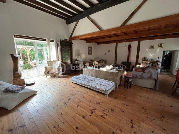 Authenticité et potentiel exceptionnel pour cette maison de caractère du XIVᵉ siècle !

Au cœur du village de Vendières, découvrez une demeure unique, témoin de plusieurs siècles d’histoire. Ses murs d’un mètre d’épaisseur et ses matériaux nobles (poutres, pierres, briques anciennes) en font un bien rare pour les amoureux du patrimoine.

192 m² habitables comprenant :
• Vaste salon aménagé dans l’ancienne grange
• 3 chambres et un bureau en mezzanine
• Cuisine fonctionnelle
• Salle de bain récente
• Caves voûtées
• Information d'affichage énergétique sur ce bien : classe ENERGIE D indice 218 et classe CLIMAT B indice 7

Le tout sur un terrain de 5 255 m², idéal pour vos projets d’aménagement ou d’accueil.

État général
• Gros œuvre intérieur en bon état
• Travaux d'extérieur à prévoir : Ravalement de la façade et reprise des granges
• Isolation et toiture récentes, chauffage opérationnel.
• Atout majeur : possibilité de créer 150 m² supplémentaires à l’étage pour agrandir votre espace de vie ou développer un projet d’accueil.

Atouts pratiques
• École primaire à 2,5 km
• Transports scolaires desservant écoles, collèges et lycées (02, 77, 51)
• Commerces et services à Montmirail (10 min)
• Gare de Château-Thierry : Paris Gare de l’Est en 50–60 min
Vivre à Vendières, c’est profiter d’un cadre rural paisible, d’un coût de vie attractif et d’une vraie qualité de vie, tout en restant proche des commodités.