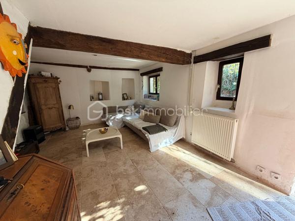 Authenticité et potentiel exceptionnel pour cette maison de caractère du XIVᵉ siècle !

Au cœur du village de Vendières, découvrez une demeure unique, témoin de plusieurs siècles d’histoire. Ses murs d’un mètre d’épaisseur et ses matériaux nobles (poutres, pierres, briques anciennes) en font un bien rare pour les amoureux du patrimoine.

192 m² habitables comprenant :
• Vaste salon aménagé dans l’ancienne grange
• 3 chambres et un bureau en mezzanine
• Cuisine fonctionnelle
• Salle de bain récente
• Caves voûtées
• Information d'affichage énergétique sur ce bien : classe ENERGIE D indice 218 et classe CLIMAT B indice 7

Le tout sur un terrain de 5 255 m², idéal pour vos projets d’aménagement ou d’accueil.

État général
• Gros œuvre intérieur en bon état
• Travaux d'extérieur à prévoir : Ravalement de la façade et reprise des granges
• Isolation et toiture récentes, chauffage opérationnel.
• Atout majeur : possibilité de créer 150 m² supplémentaires à l’étage pour agrandir votre espace de vie ou développer un projet d’accueil.

Atouts pratiques
• École primaire à 2,5 km
• Transports scolaires desservant écoles, collèges et lycées (02, 77, 51)
• Commerces et services à Montmirail (10 min)
• Gare de Château-Thierry : Paris Gare de l’Est en 50–60 min
Vivre à Vendières, c’est profiter d’un cadre rural paisible, d’un coût de vie attractif et d’une vraie qualité de vie, tout en restant proche des commodités.
