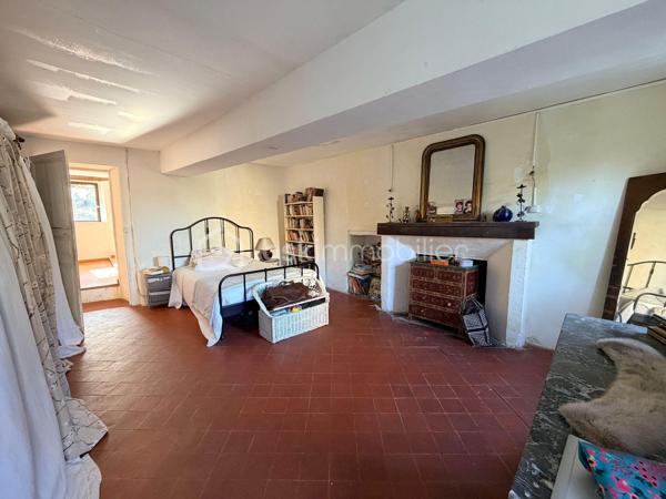 Authenticité et potentiel exceptionnel pour cette maison de caractère du XIVᵉ siècle !

Au cœur du village de Vendières, découvrez une demeure unique, témoin de plusieurs siècles d’histoire. Ses murs d’un mètre d’épaisseur et ses matériaux nobles (poutres, pierres, briques anciennes) en font un bien rare pour les amoureux du patrimoine.

192 m² habitables comprenant :
• Vaste salon aménagé dans l’ancienne grange
• 3 chambres et un bureau en mezzanine
• Cuisine fonctionnelle
• Salle de bain récente
• Caves voûtées
• Information d'affichage énergétique sur ce bien : classe ENERGIE D indice 218 et classe CLIMAT B indice 7

Le tout sur un terrain de 5 255 m², idéal pour vos projets d’aménagement ou d’accueil.

État général
• Gros œuvre intérieur en bon état
• Travaux d'extérieur à prévoir : Ravalement de la façade et reprise des granges
• Isolation et toiture récentes, chauffage opérationnel.
• Atout majeur : possibilité de créer 150 m² supplémentaires à l’étage pour agrandir votre espace de vie ou développer un projet d’accueil.

Atouts pratiques
• École primaire à 2,5 km
• Transports scolaires desservant écoles, collèges et lycées (02, 77, 51)
• Commerces et services à Montmirail (10 min)
• Gare de Château-Thierry : Paris Gare de l’Est en 50–60 min
Vivre à Vendières, c’est profiter d’un cadre rural paisible, d’un coût de vie attractif et d’une vraie qualité de vie, tout en restant proche des commodités.