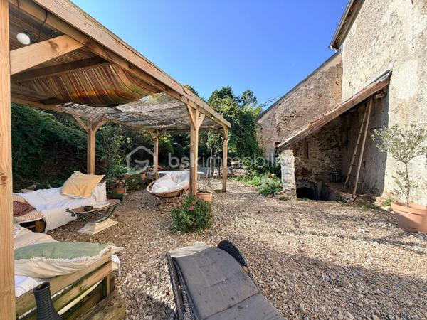 Authenticité et potentiel exceptionnel pour cette maison de caractère du XIVᵉ siècle !

Au cœur du village de Vendières, découvrez une demeure unique, témoin de plusieurs siècles d’histoire. Ses murs d’un mètre d’épaisseur et ses matériaux nobles (poutres, pierres, briques anciennes) en font un bien rare pour les amoureux du patrimoine.

192 m² habitables comprenant :
• Vaste salon aménagé dans l’ancienne grange
• 3 chambres et un bureau en mezzanine
• Cuisine fonctionnelle
• Salle de bain récente
• Caves voûtées
• Information d'affichage énergétique sur ce bien : classe ENERGIE D indice 218 et classe CLIMAT B indice 7

Le tout sur un terrain de 5 255 m², idéal pour vos projets d’aménagement ou d’accueil.

État général
• Gros œuvre intérieur en bon état
• Travaux d'extérieur à prévoir : Ravalement de la façade et reprise des granges
• Isolation et toiture récentes, chauffage opérationnel.
• Atout majeur : possibilité de créer 150 m² supplémentaires à l’étage pour agrandir votre espace de vie ou développer un projet d’accueil.

Atouts pratiques
• École primaire à 2,5 km
• Transports scolaires desservant écoles, collèges et lycées (02, 77, 51)
• Commerces et services à Montmirail (10 min)
• Gare de Château-Thierry : Paris Gare de l’Est en 50–60 min
Vivre à Vendières, c’est profiter d’un cadre rural paisible, d’un coût de vie attractif et d’une vraie qualité de vie, tout en restant proche des commodités.