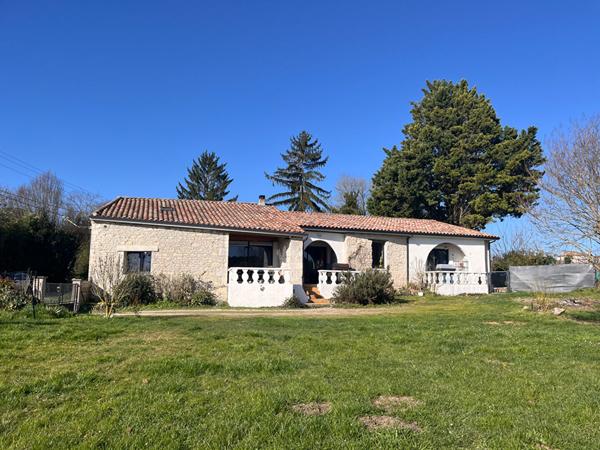 **Charmante propriete en pierre avec gite et piscine dans un cadre bucolique**