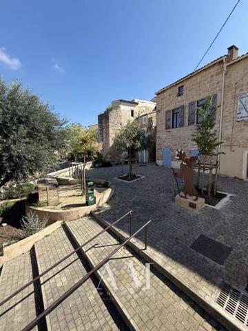 Maison de village T5 de 82 m² + caves.