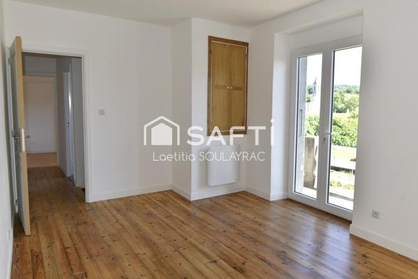 Maison de village rénovée de 108m² avec garage et jardin.