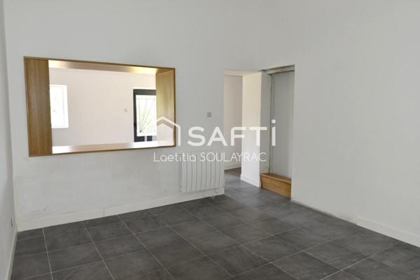 Maison de village rénovée de 108m² avec garage et jardin.