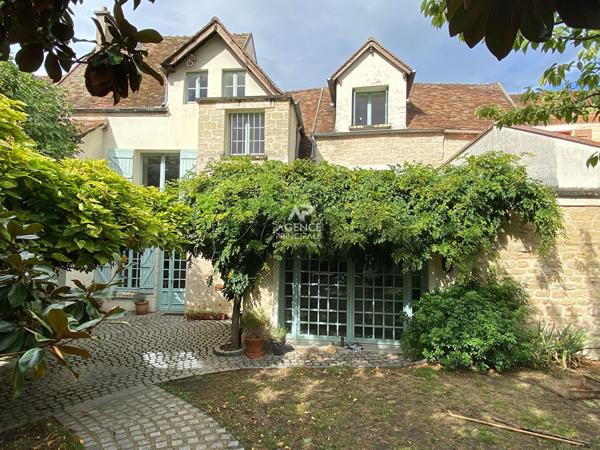 Maison Le Mesnil Le Roi 9 pièce(s) 241.18 m2 1 165 000 € **  - Référence  4725
