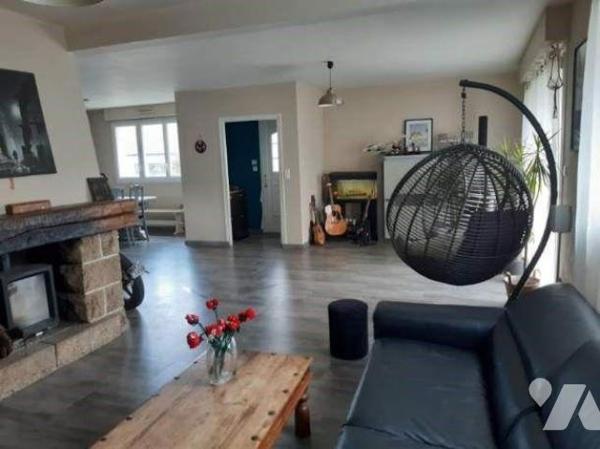 Maison T7 à vendre à PONTIVY (56300), Morbihan (56), à 2 pas des commerces, proche du centre-vi...