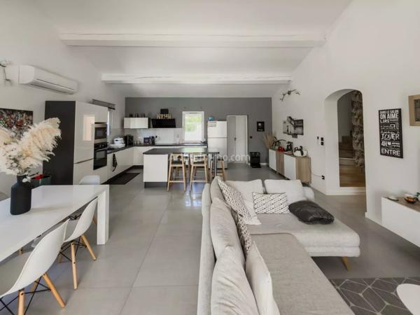 Vente                                                      Villa
                        
                     5 pièces                      143 m2                     à Vidauban