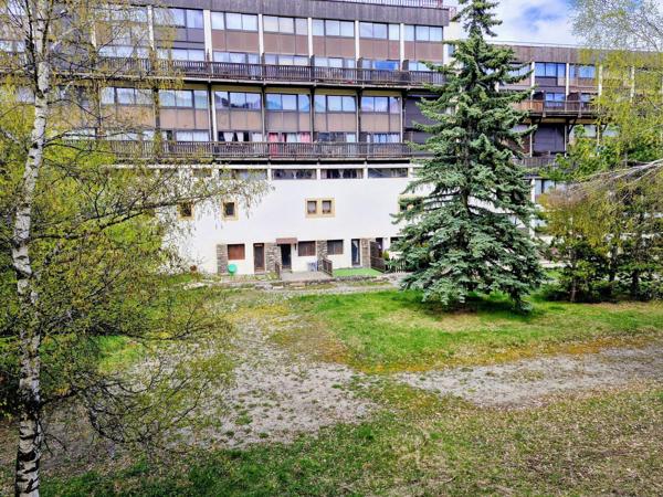 studio avec une spacieuse pièce de vie