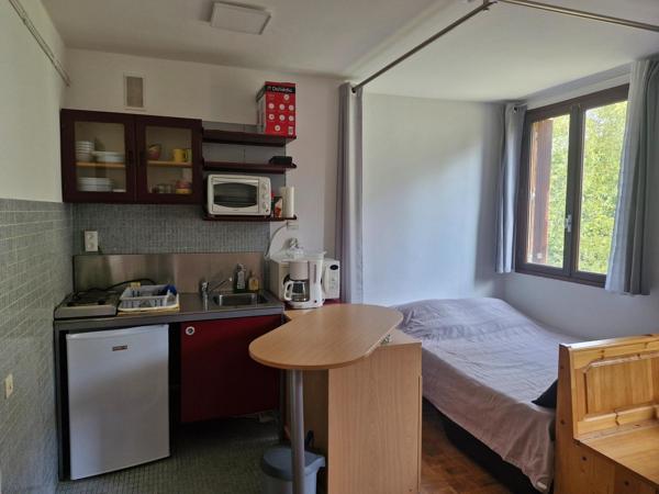 studio avec une spacieuse pièce de vie