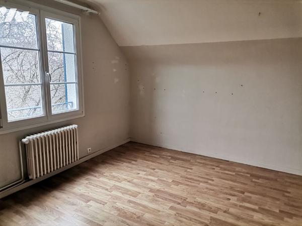 JANZE - Maison de 208 m² hab., 5 chambres, terrain de 829 m²