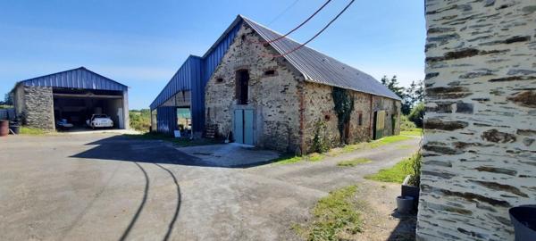 Longère rénovée et terrains