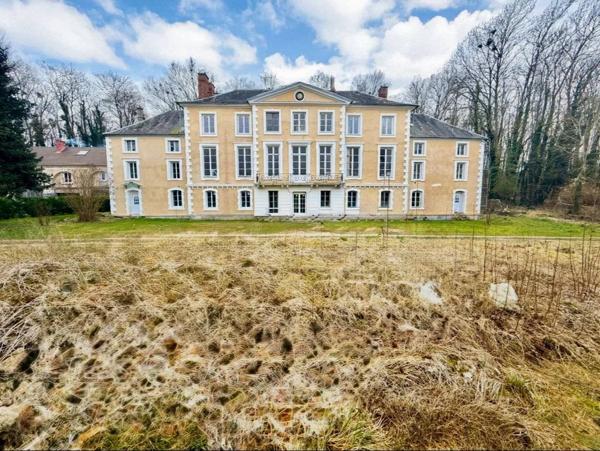 Château du XVIIIe siècle partiellement réhabilité, disposant d’un parc boisé de 2 hectares et d’une dépendance déjà réhabilitée.