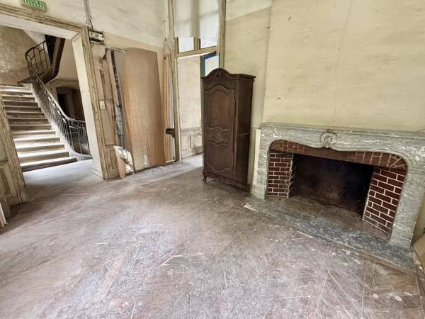 Château du XVIIIe siècle partiellement réhabilité, disposant d’un parc boisé de 2 hectares et d’une dépendance déjà réhabilitée.