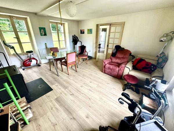 Château du XVIIIe siècle partiellement réhabilité, disposant d’un parc boisé de 2 hectares et d’une dépendance déjà réhabilitée.