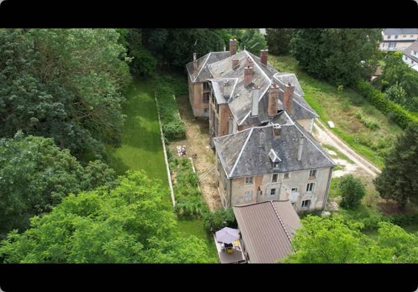 Château du XVIIIe siècle partiellement réhabilité, disposant d’un parc boisé de 2 hectares et d’une dépendance déjà réhabilitée.