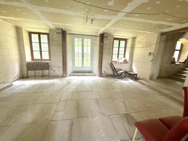 Château du XVIIIe siècle partiellement réhabilité, disposant d’un parc boisé de 2 hectares et d’une dépendance déjà réhabilitée.