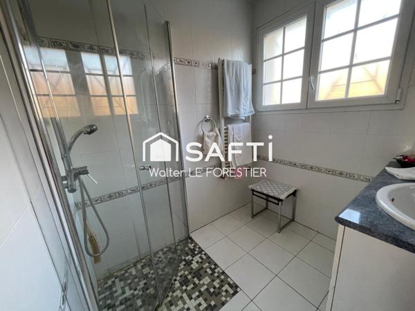 VILLA  AVEC GRAND TERRAIN ,TERRASSE COUVERTE. PISCINE. GARAGE. DEPENDANCE