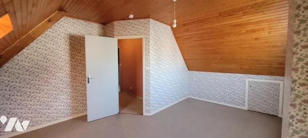 MAISON DANS LE BOURG DE GUIDEL