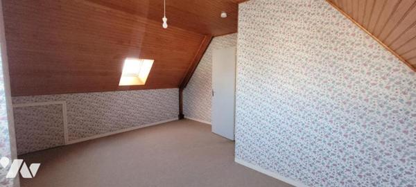 MAISON DANS LE BOURG DE GUIDEL