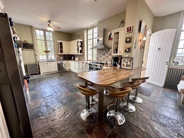 Region Saint-Emilion- Élégant château familial, facile à gérer