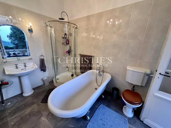 Region Saint-Emilion- Élégant château familial, facile à gérer