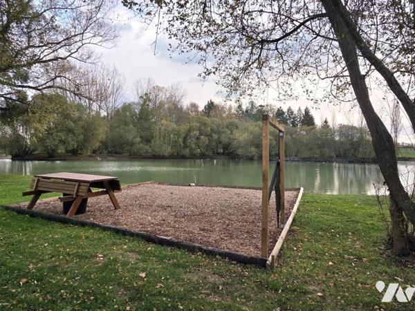 10 min de Château-Gontier. Une longère + un gîte. Terrain de 3.3ha avec plan d'eau de 12.400m².