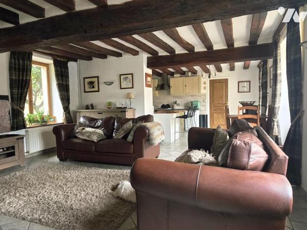 10 min de Château-Gontier. Une longère + un gîte. Terrain de 3.3ha avec plan d'eau de 12.400m².