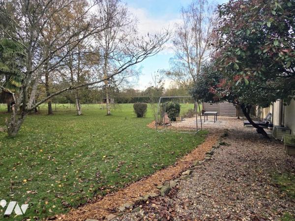 10 min de Château-Gontier. Une longère + un gîte. Terrain de 3.3ha avec plan d'eau de 12.400m².