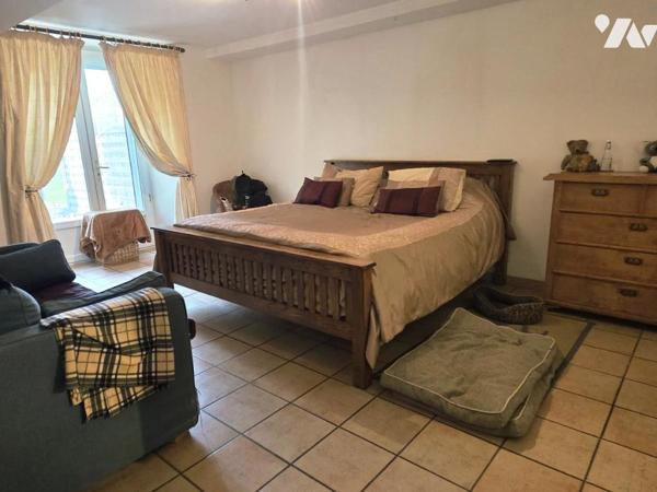 10 min de Château-Gontier. Une longère + un gîte. Terrain de 3.3ha avec plan d'eau de 12.400m².