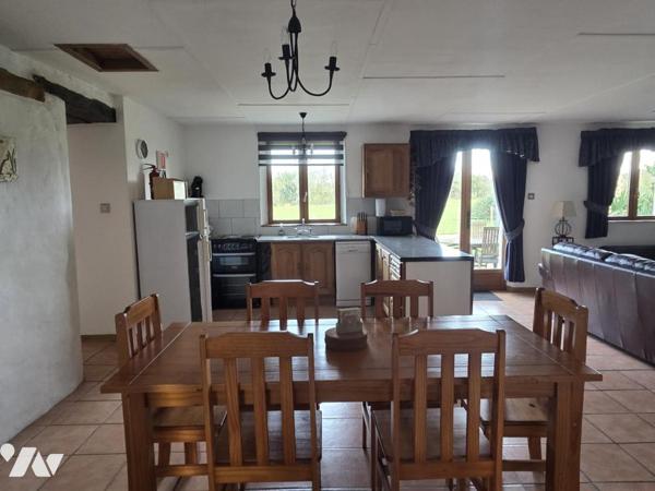 10 min de Château-Gontier. Une longère + un gîte. Terrain de 3.3ha avec plan d'eau de 12.400m².