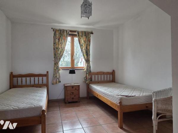 10 min de Château-Gontier. Une longère + un gîte. Terrain de 3.3ha avec plan d'eau de 12.400m².