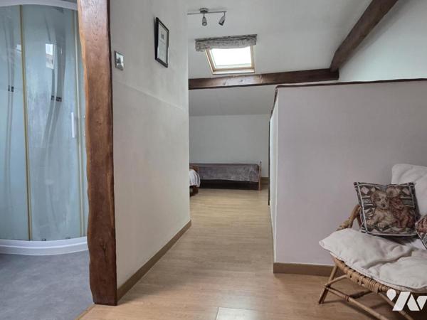 10 min de Château-Gontier. Une longère + un gîte. Terrain de 3.3ha avec plan d'eau de 12.400m².