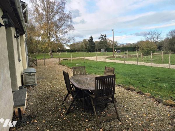 10 min de Château-Gontier. Une longère + un gîte. Terrain de 3.3ha avec plan d'eau de 12.400m².