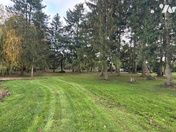 10 min de Château-Gontier. Une longère + un gîte. Terrain de 3.3ha avec plan d'eau de 12.400m².