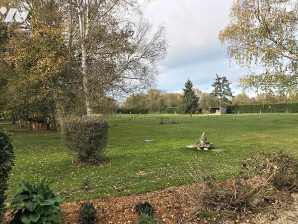 10 min de Château-Gontier. Une longère + un gîte. Terrain de 3.3ha avec plan d'eau de 12.400m².