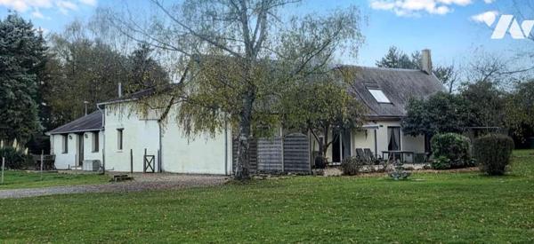 10 min de Château-Gontier. Une longère + un gîte. Terrain de 3.3ha avec plan d'eau de 12.400m².