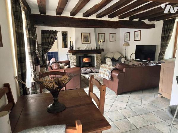 10 min de Château-Gontier. Une longère + un gîte. Terrain de 3.3ha avec plan d'eau de 12.400m².